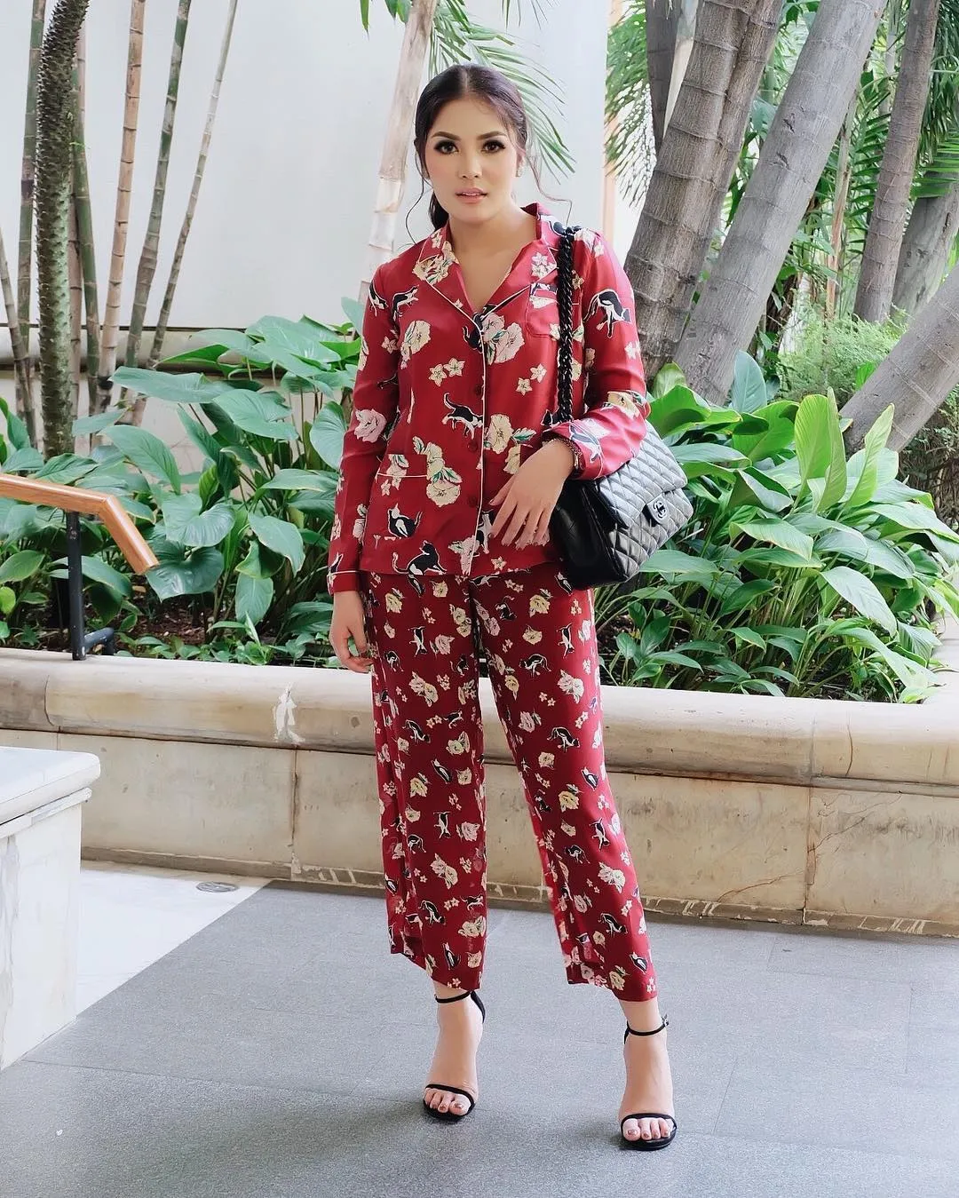 Look dengan busana piyama ini Nindy ini jadi favorit Erich. /©instagram.com/nindyparasadyharsono