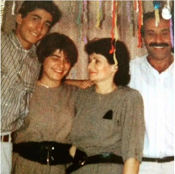 Ini dia foto Erkan bareng adik dan kedua orang tuanya © Instagram.com/erkanpetekkaya