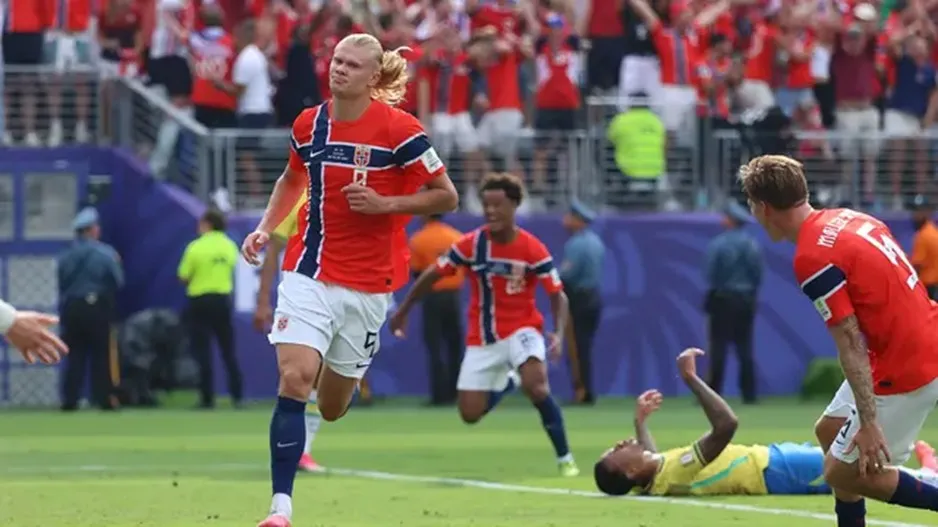 Pemain Norwegia Erling Haaland melakukan selebrasi setelah mencetak gol selama pertandingan sepak bola babak 16 besar Piala Dunia antara Brasil dan Norwegia di East Rutherford, N.J., dekat New York, Minggu, 5 Juli 2026. (AP Photo/Pamela Smith)