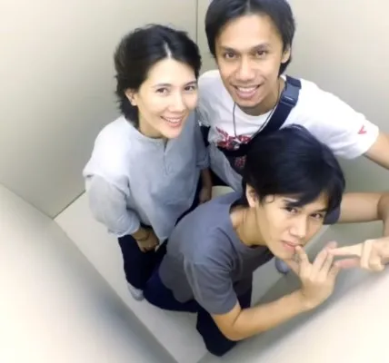 Potret Keseruan Eross Candra Bareng Istri dan Anak (Credit: Instagram/sarahcandra)