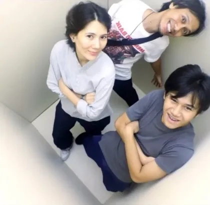 Potret Keseruan Eross Candra Bareng Istri dan Anak (Credit: Instagram/sarahcandra)