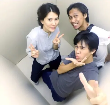 Potret Keseruan Eross Candra Bareng Istri dan Anak (Credit: Instagram/sarahcandra)