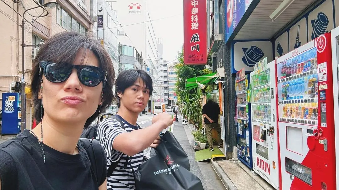 Potret Keseruan Eross Candra Bareng Istri dan Anak (Credit: Instagram/sarahcandra)