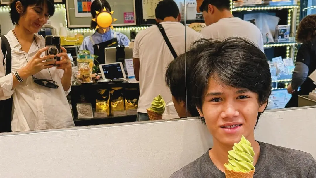 Potret Keseruan Eross Candra Bareng Istri dan Anak (Credit: Instagram/sarahcandra)