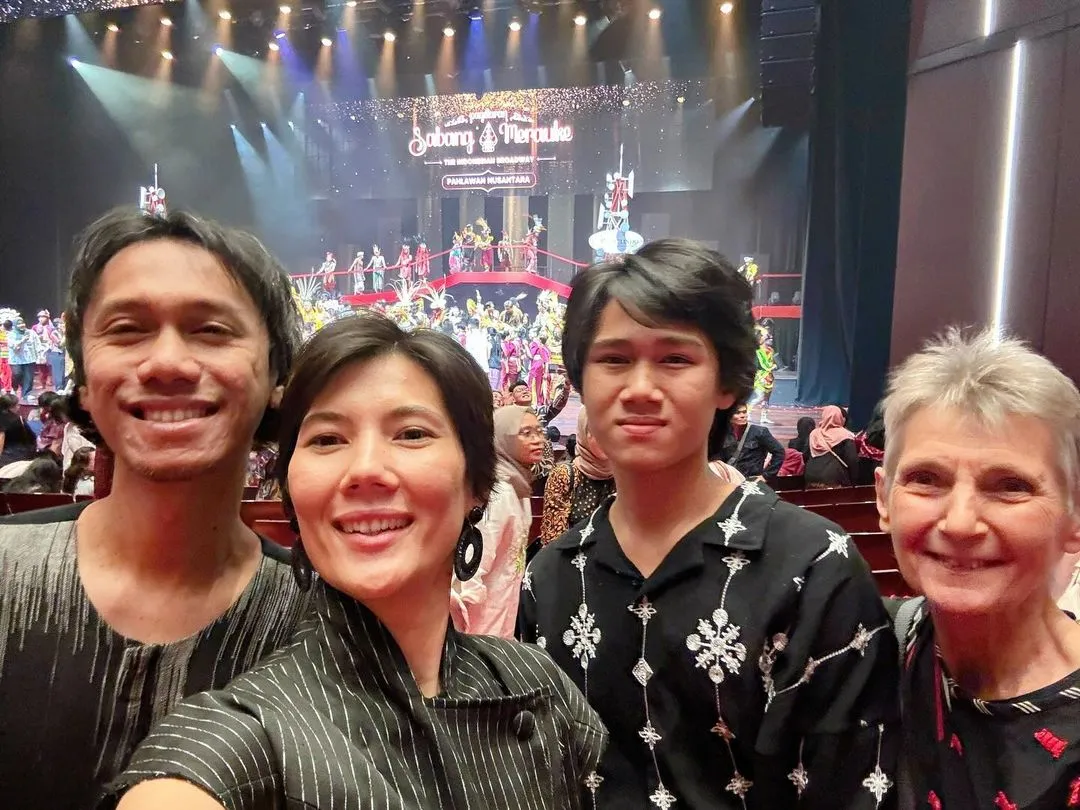 Potret Keseruan Eross Candra Bareng Istri dan Anak (Credit: Instagram/sarahcandra)