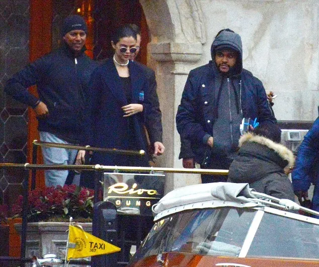 Tak hanya di Florence, Selena dan The Weeknd juga ke Venesia © via dailymail.co.uk