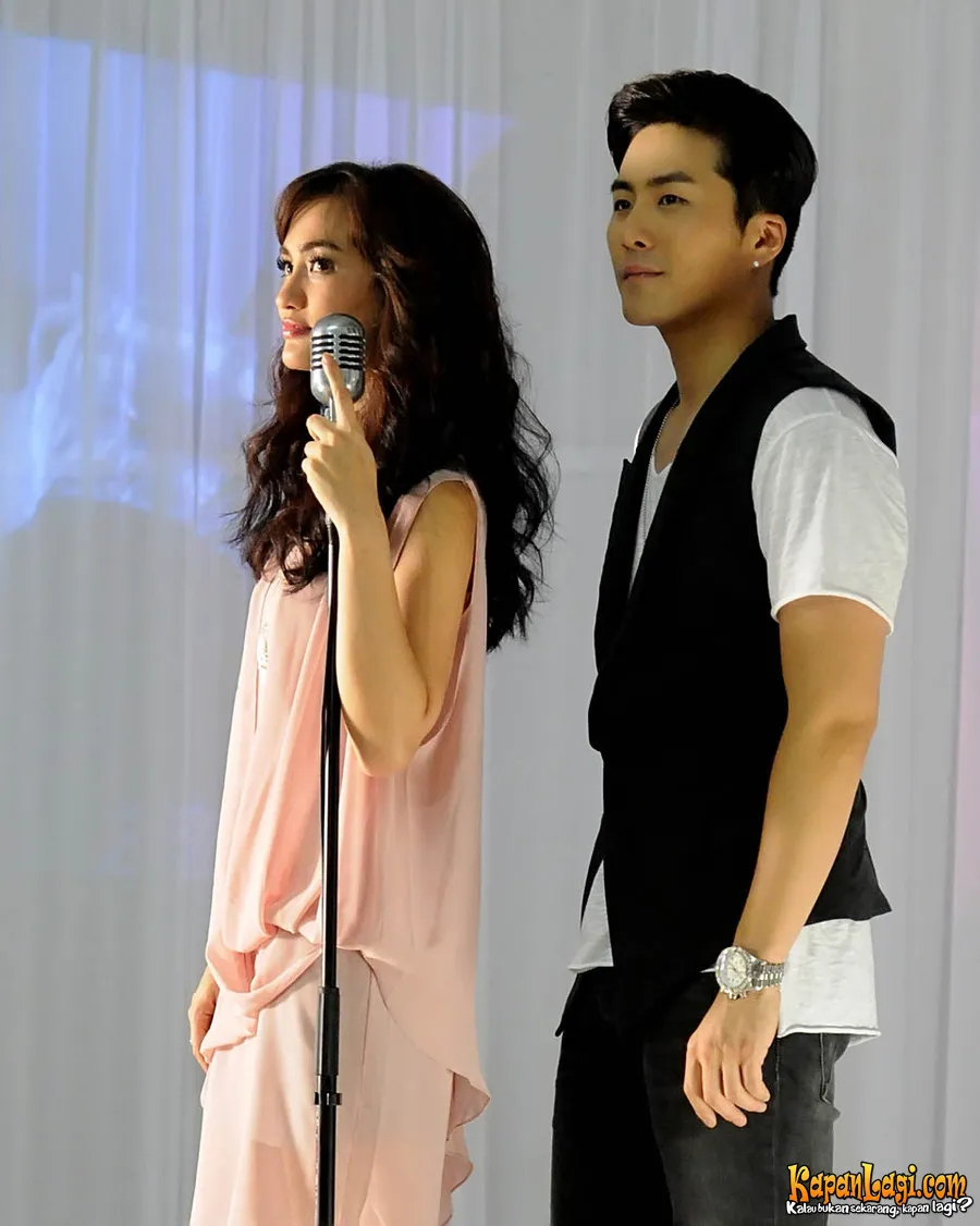 Meski menjadi bintang tamu, Atiqah Hasiholan tak bernyanyi di konser Eru.