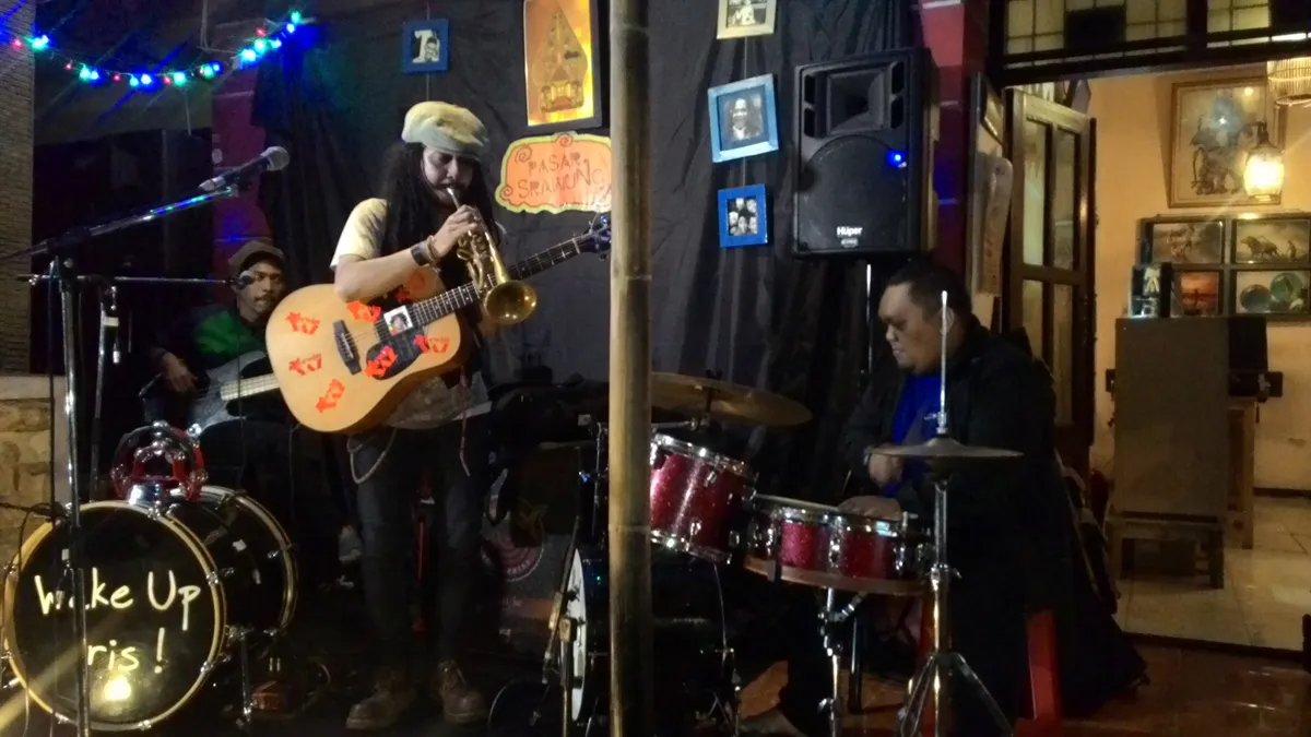 Dibuka hangat dengan penampilan Erwin Saz, Pasar Srawung ditutup dengan aksi dari Wake Up Iris! © Wake Up Iris!