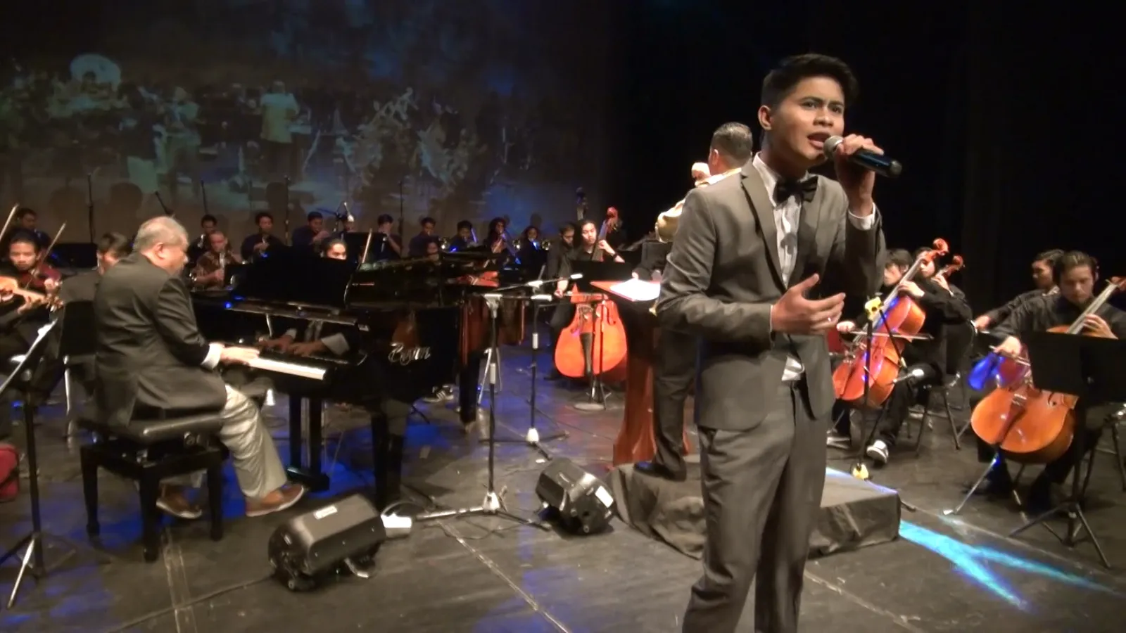 Beruntung, Chossy pun menemani Esal menyanyikan perdana lagu MAC Esal Revano © KapanLagi.com®/Mathias Purwanto