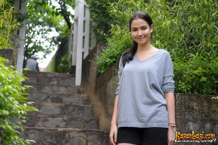 Bukan adegan fighting, tapi kostum super ketat dan makeup tebal yang jadi tantangan terberat Estelle Linden di VALENTINE/©Kapanlagi.com®/Bayu Herdianto