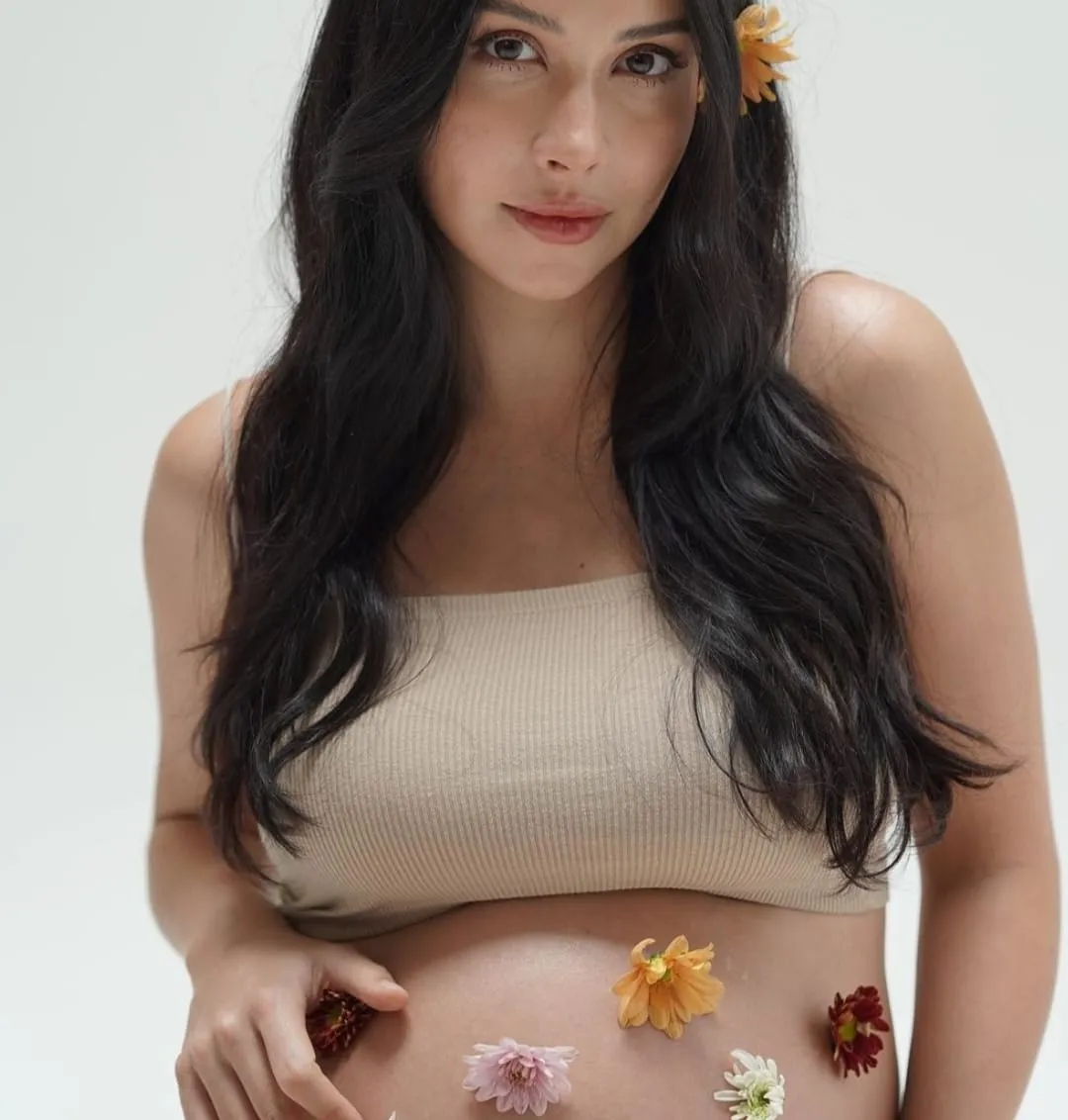 Ada yang menarik di salah satu foto Estelle. Ia mengunggah hasil pemotretannya, Banyak yang memuji paras cantiknya meski sedang hamil besar.