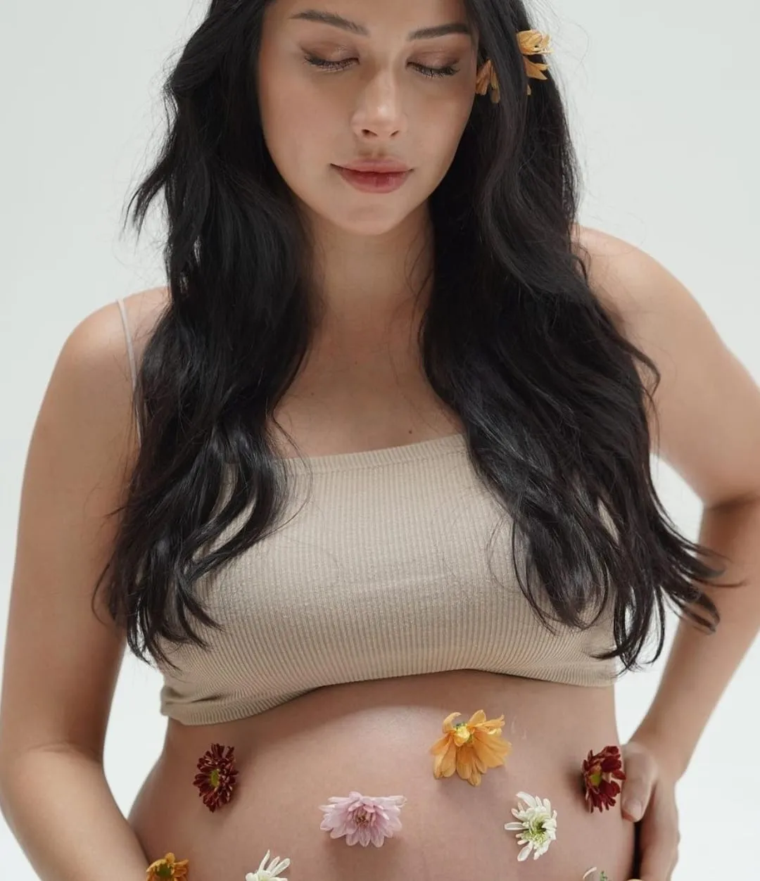 Nggak main-main, Estelle justru tetap rajin olahraga meski hamil tua. Hal ini diketahui lewat Instagram pribadinya. Estelle melakukan yoga hingga gym, lho.