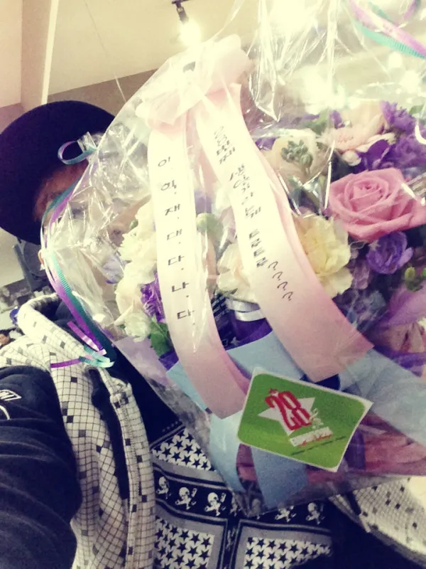 Eunhyuk memamerkan kado ulang tahun dirinya melalui Twitter