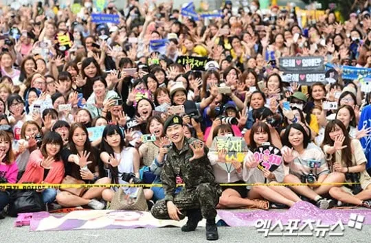 Eunhyuk dan penggemar © XSportNews