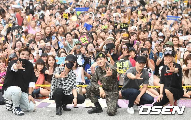 Eunhyuk dan member SuJu yang menjemputnya Š OSEN