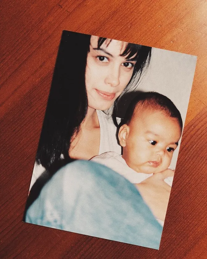 Foto masa kecil Eva Celia bersama Sophia Latjuba © instagram.com/evacelia