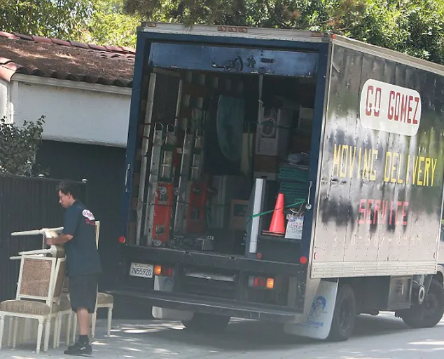 Inilah truk yang akan memindahkan barang-barang Eva dari Los Angeles ke Hollywood Hills @ dailymail.co.uk