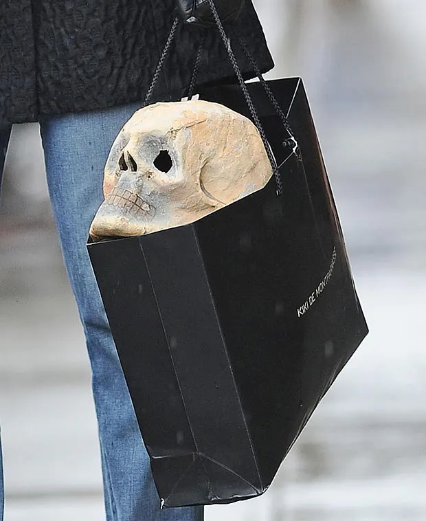 Tengkorak di tas Eva Mendes @ thesun.co.uk