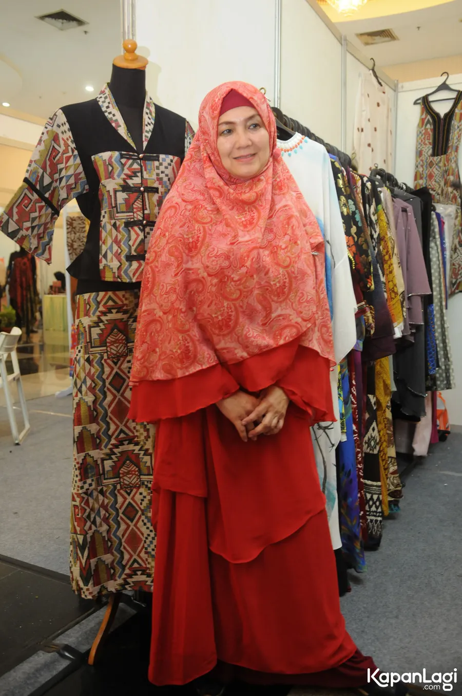 Lama meninggalkan kehidupan glamor dan peran seksi, Eva Arnaz kini berhijab dan mencari rezeki dari berjualan baju. ©KapanLagi.com/Bayu Herdianto