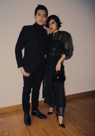 Sama-sama pakai hitam, Eva tampil mesra bersama dengan sang pacar. /©instagram.com/evacelia