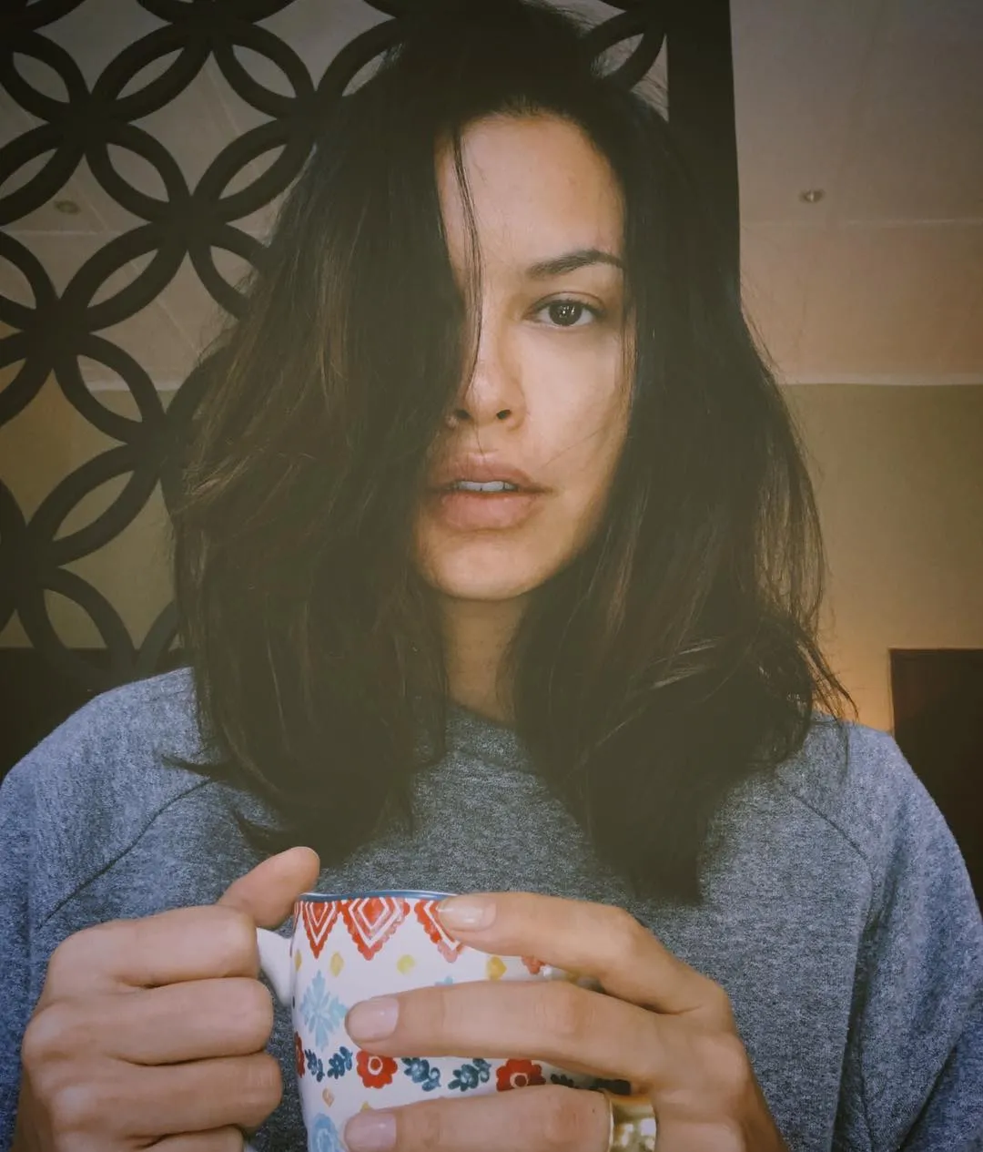Tampak awet muda, Sophia kerap ungga foto tanpa riasan wajah. /©instagram.com/sophia_latjuba88