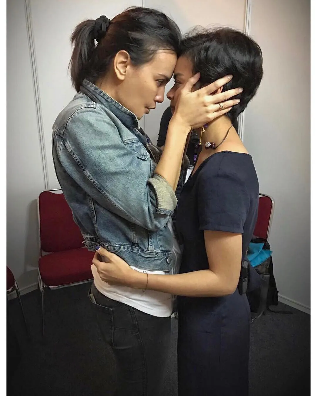Sophia beri dukungan pada Eva saat akan tampil di atas panggung. /©instagram.com/sophia_latjuba88