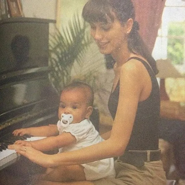 Eva Celia bernostalgia dengan mengunggah foto masa kecil bersama dengan sang bunda. /©instagram.com/evacelia