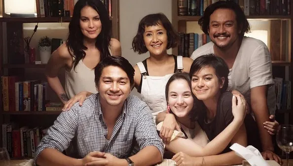 Eva dan Sophia berpose bersama dengan para pemain TETANGGA MASA GITU. /©instagram.com/sophia_latjuba88