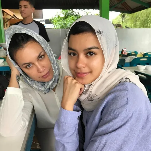 Eva Celia dan Sophia Latjuba saat berada di Banda Aceh untuk aksi sosial. /©instagram.com/sophia_latjuba88