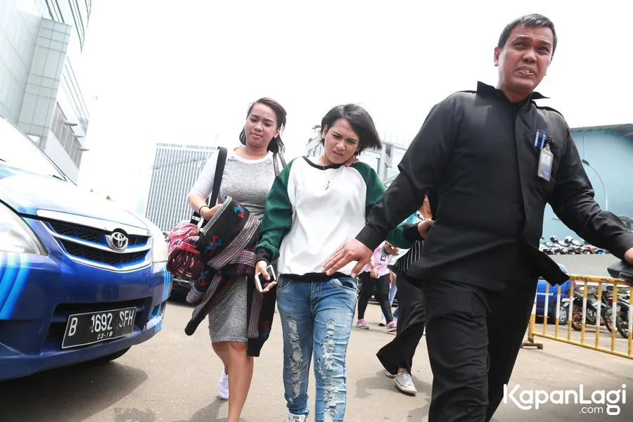 Evelyn hanya bisa berdoa rumah tangganya kembali damai © KapanLagi.com®/Muhammad Akrom Sukarya