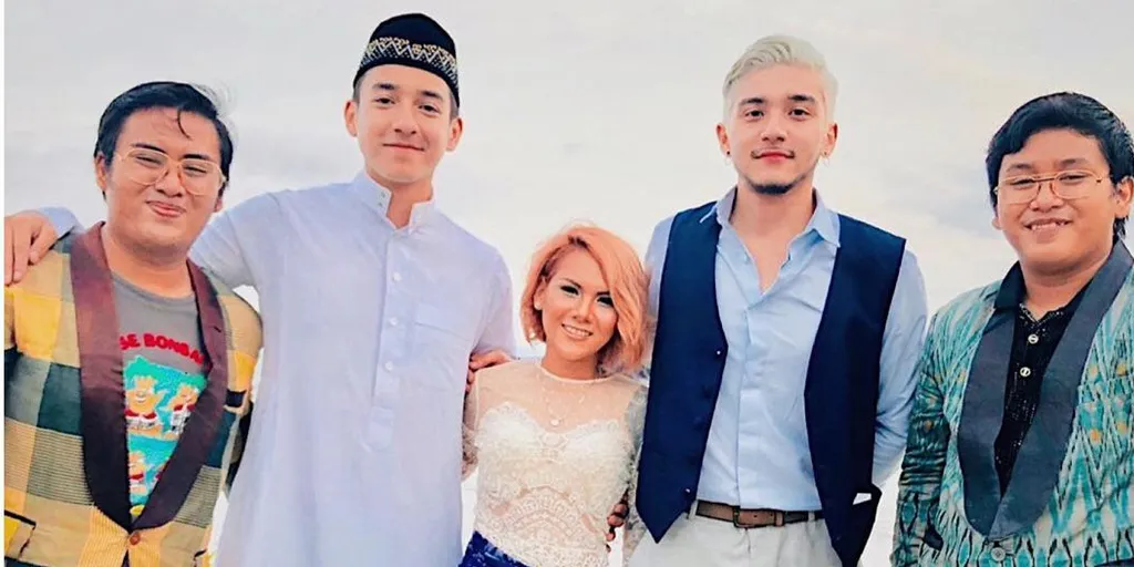 © Instagram/theisakhan