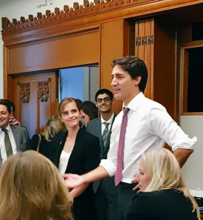 Trudeau dijuluki Mr. Steal Yo Girl karena selalu dapat mengalihkan perhatian para wanita, termasuk Ratu Elizabeth II Š BoredPanda.com