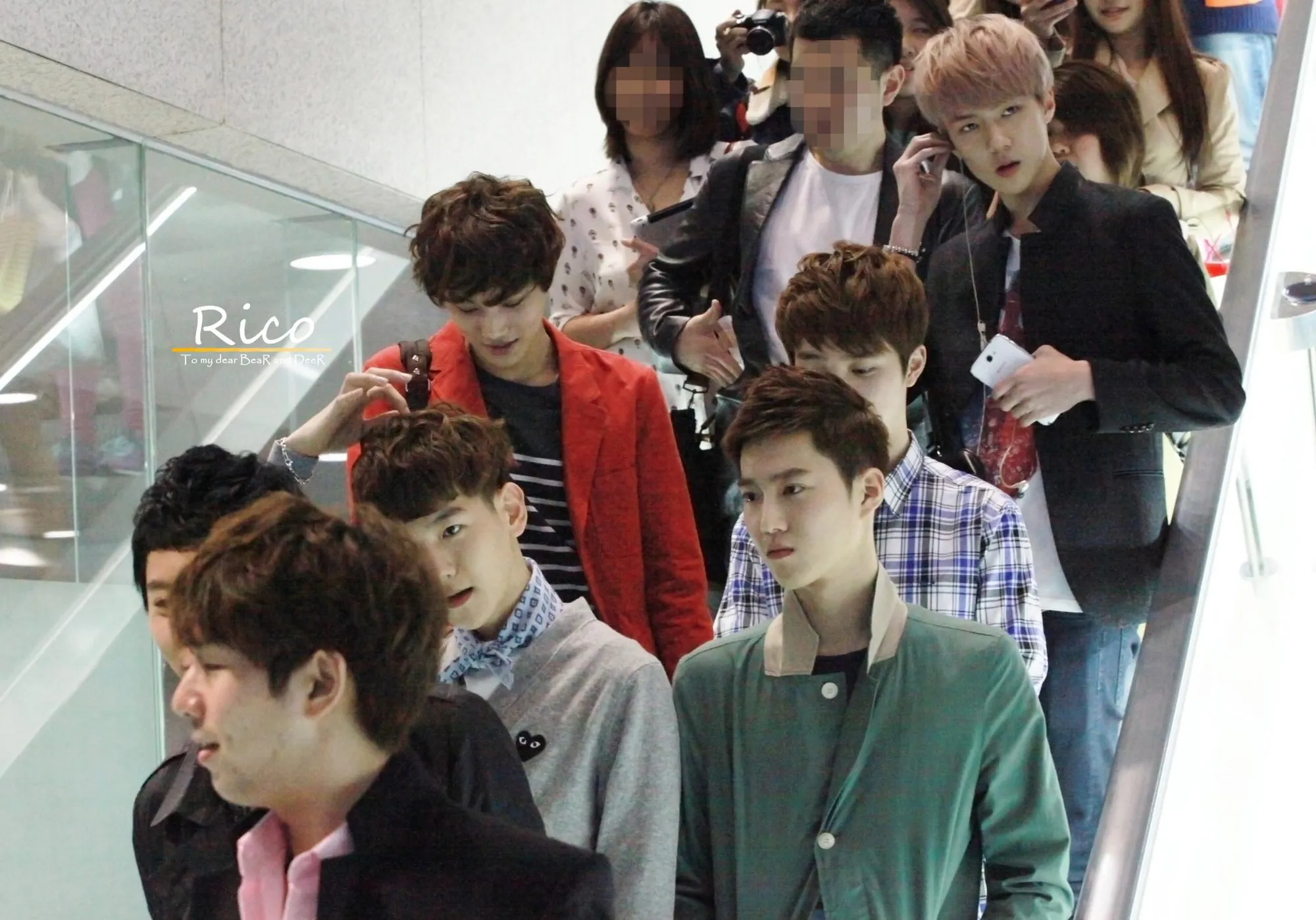 EXO yang selalu dikerumuni fans saat berjalan di bandara. ©credit as tagged