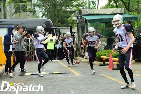 Segera setelah bola dimainkan, F4 EXO ini berlarian menuju gedung KBS. ©dispatch.co.kr