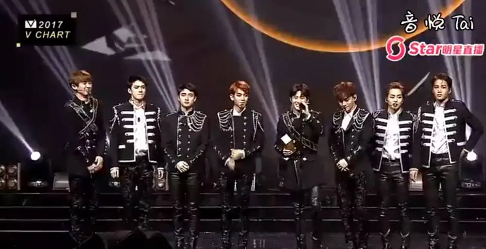EXO saat menerima penghargaan di V Chart Awards 2017 © allkpop.com