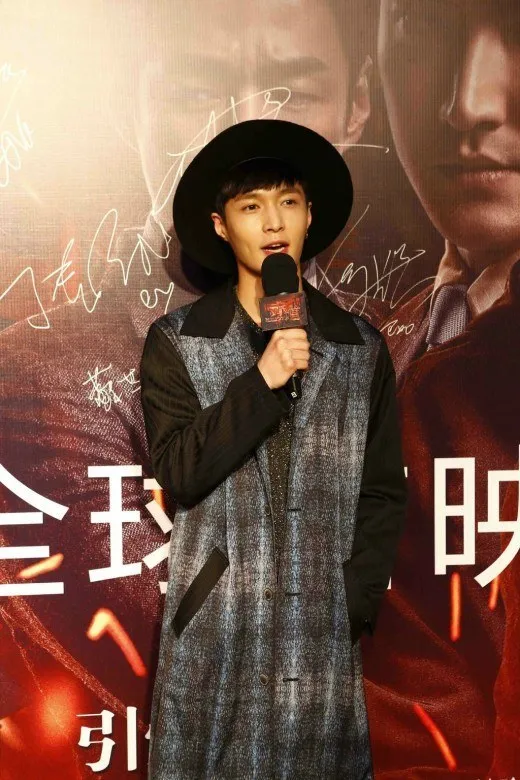 Lay EXO ketika menghadiri premiere film Choi Siwon © Koreaboo.com