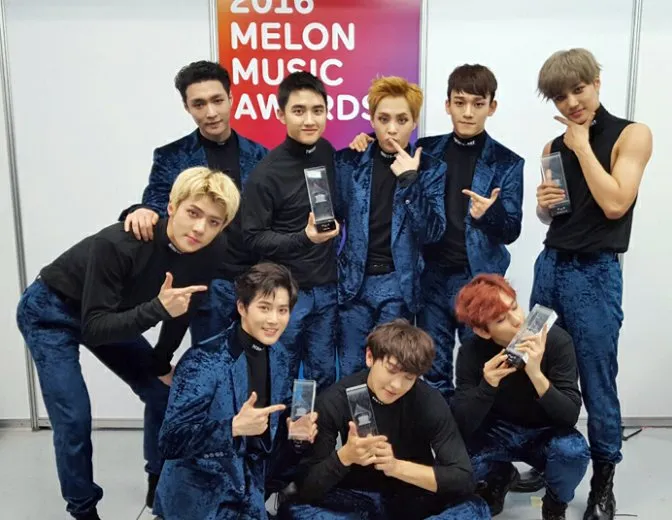 EXO pose dengan award mereka dari MMA © Istimewa