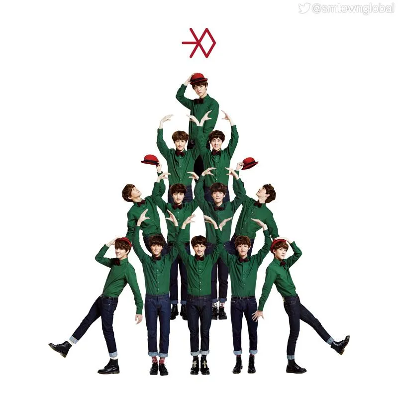 EXO bergaya ala pohon Natal ©soompi.com
