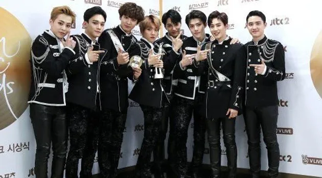 EXO dan daesang mereka di GDA di 2017 © Istimewa