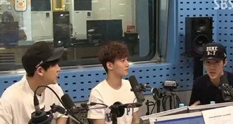 Sedangkan Kai ternyata paling jarang liat HP nih. ©allkpop.com