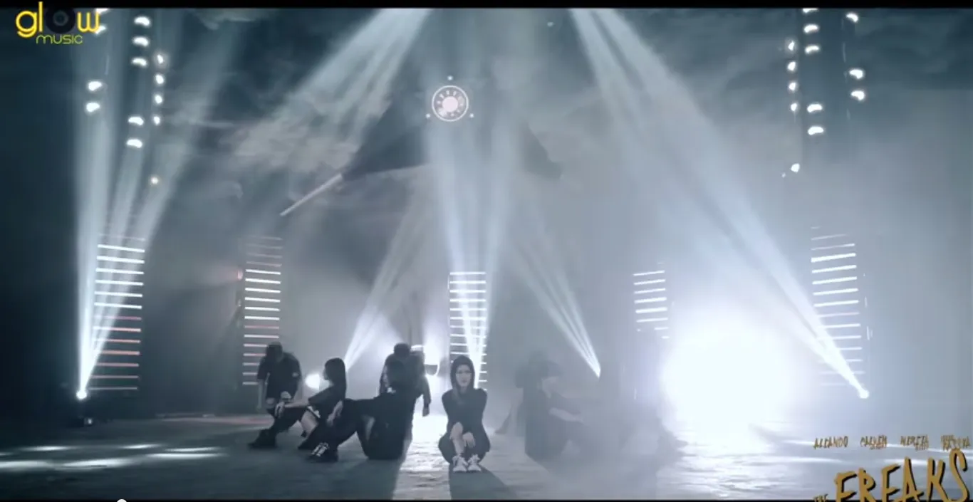 Latar MV yang dinilai mirip dengan MV EXO MAMA. ©youtube/glow music