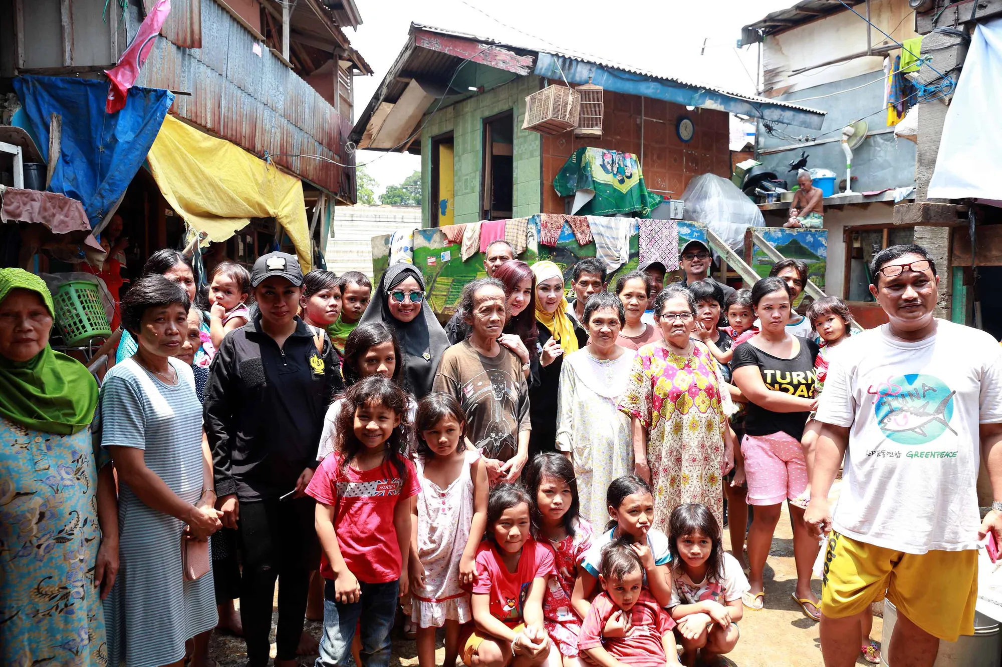 Ade Fitrie melakukan aksi sosial untuk membantu korban banjir. ŠKapanLagi.com/Muhammad Akrom Sukarya