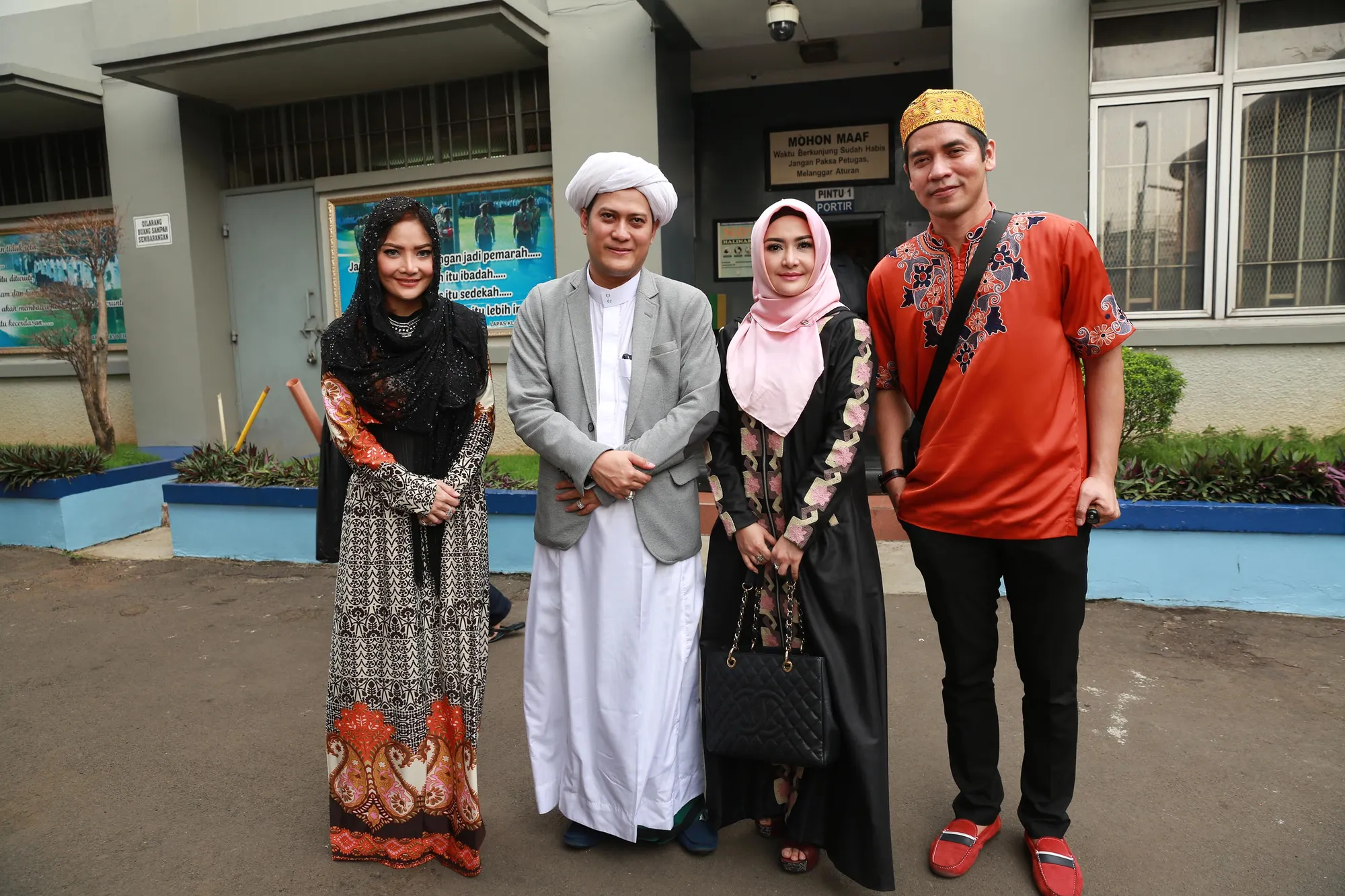 Para sahabat Bang Ipul datang berkunjung © KapanLagi.com®/Fikri Alfi Rosyadi