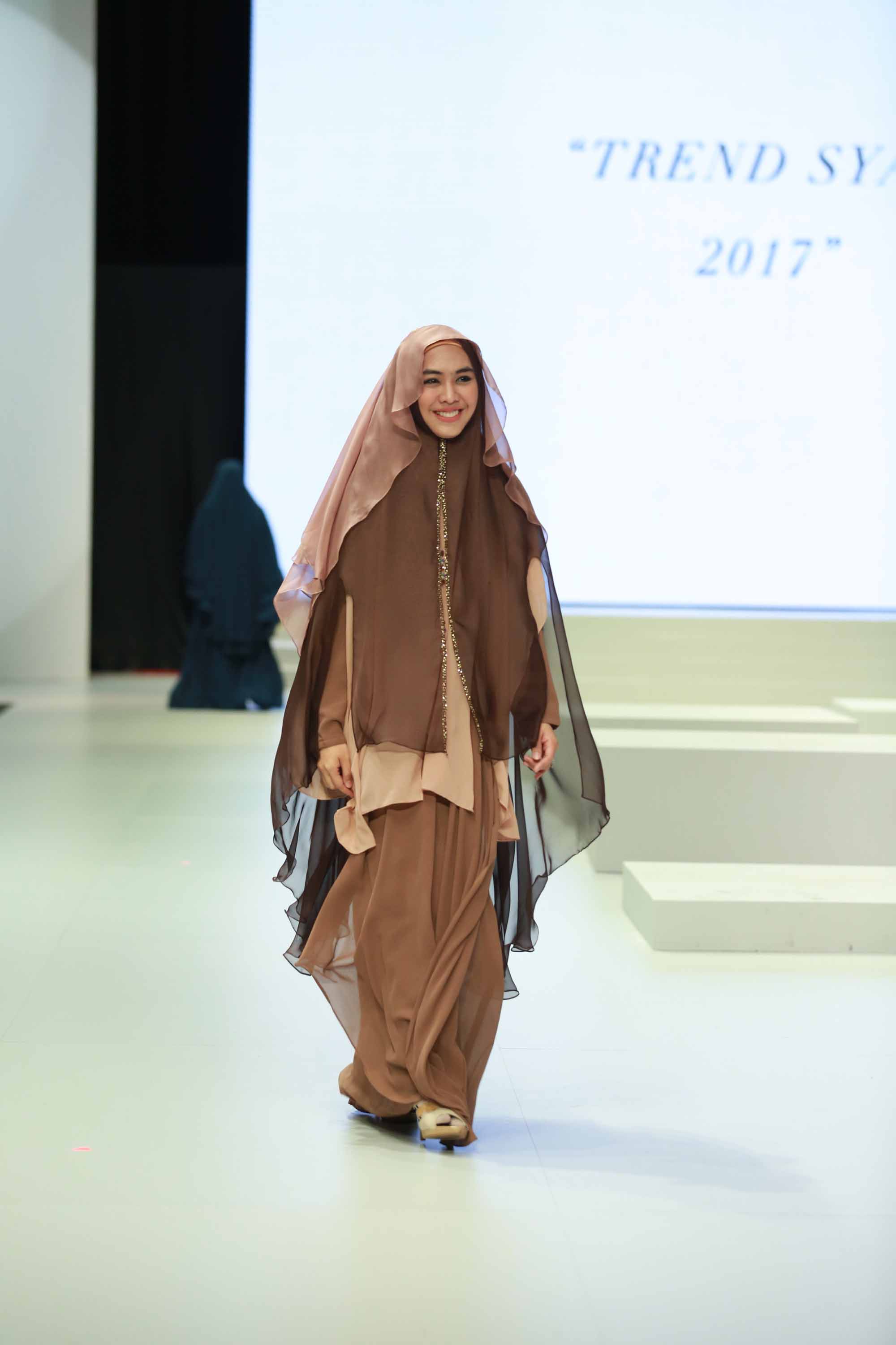 Oki Setiana Dewi Hadirkan 20 Koleksi Busana Syar i di IFW 2017