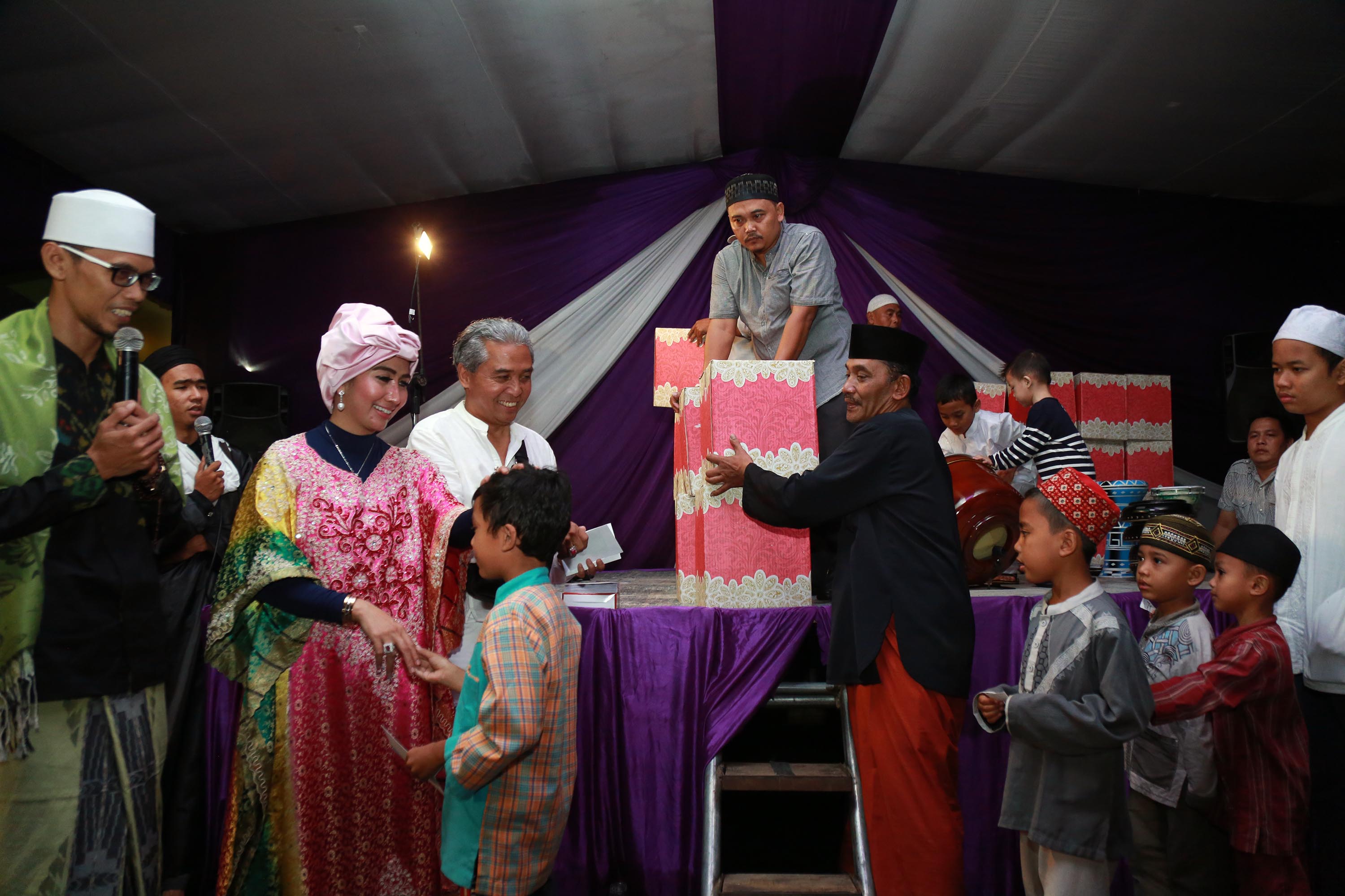Ratna Dilla mengadakan acara buka puasa bersama anak yatim piatu dan kaum dhuafa © KapanLagi.com