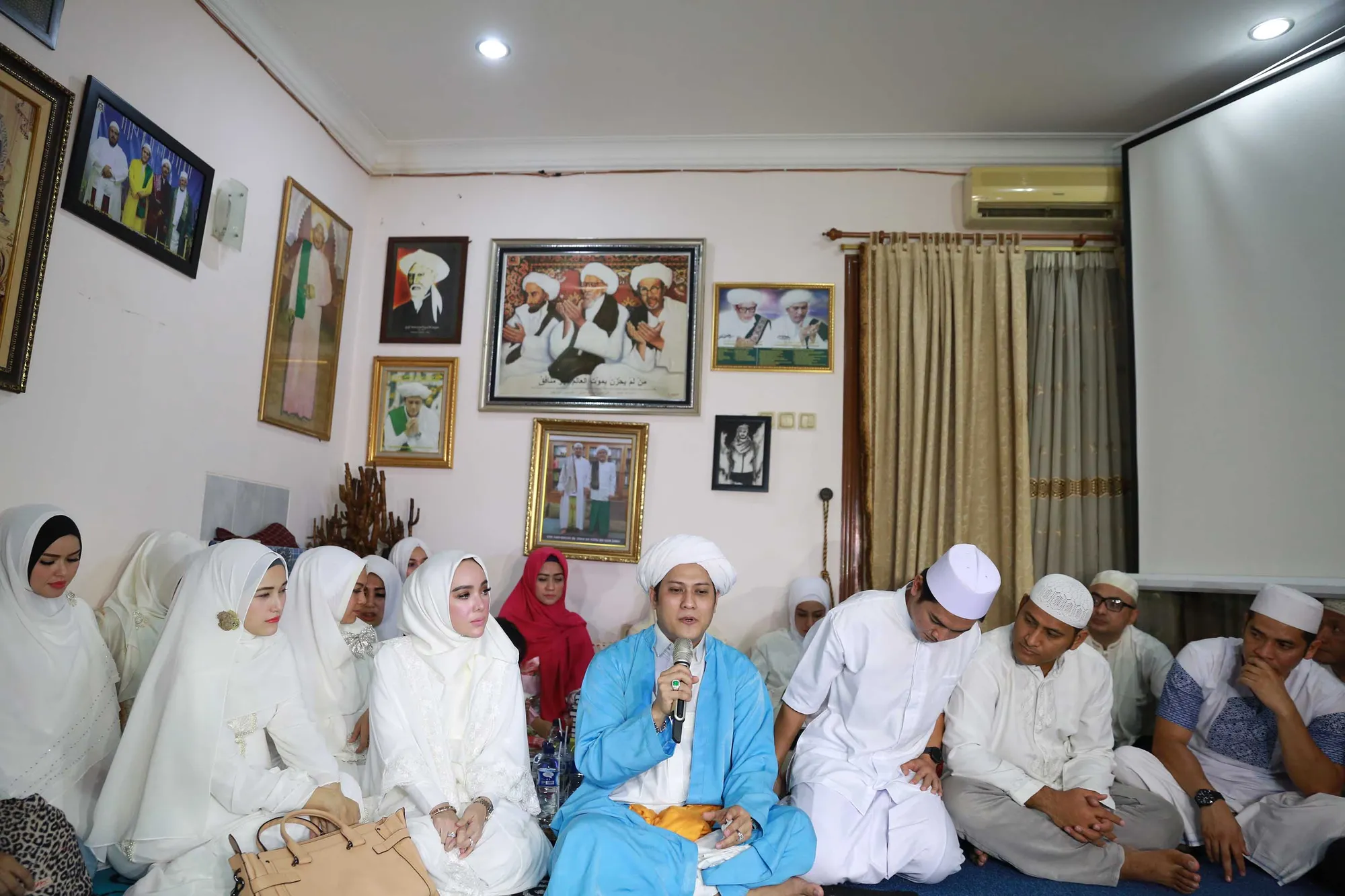 Sederet artis mengikuti pengajian yang diselenggarakan oleh Gus Anom. © KapanLagi.com/Muhammad Akrom Sukarya