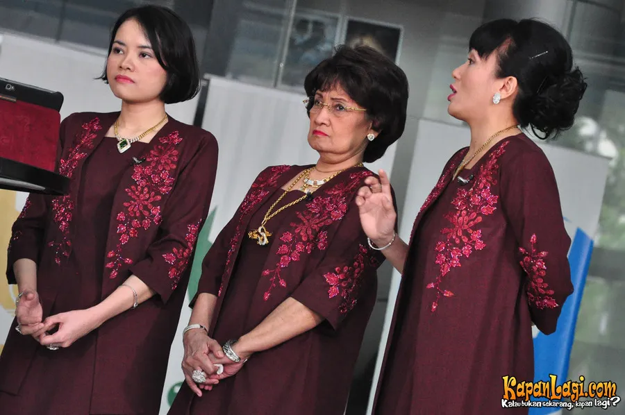 Aniesa (Ani) Istri ketujuh Eyang Subur (Kiri)