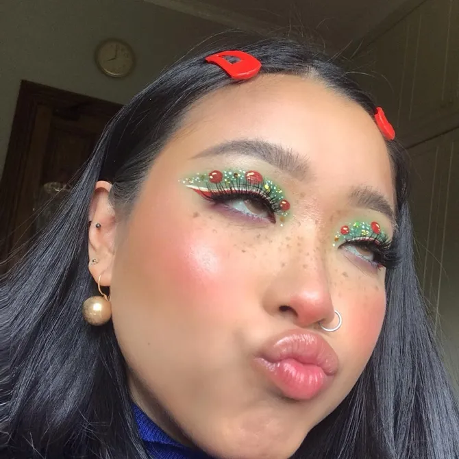 Warna merah dan hijau dipakai Cella untuk mewakili Hari Natal (Credit: instagram.com/cindercella)