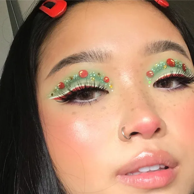 Semakin mirip pohon Natal, Cella menambahkan glitter emas di atas eye shadow hijaunya (Credit: instagram.com/cindercella)