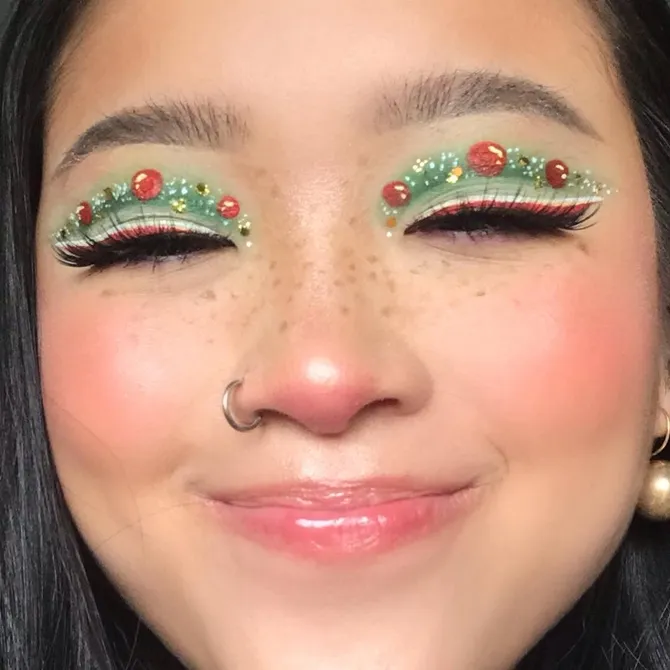 Agar komplit, Cella menambahkan fake lashes pada matanya (Credit: instagram.com/cindercella)